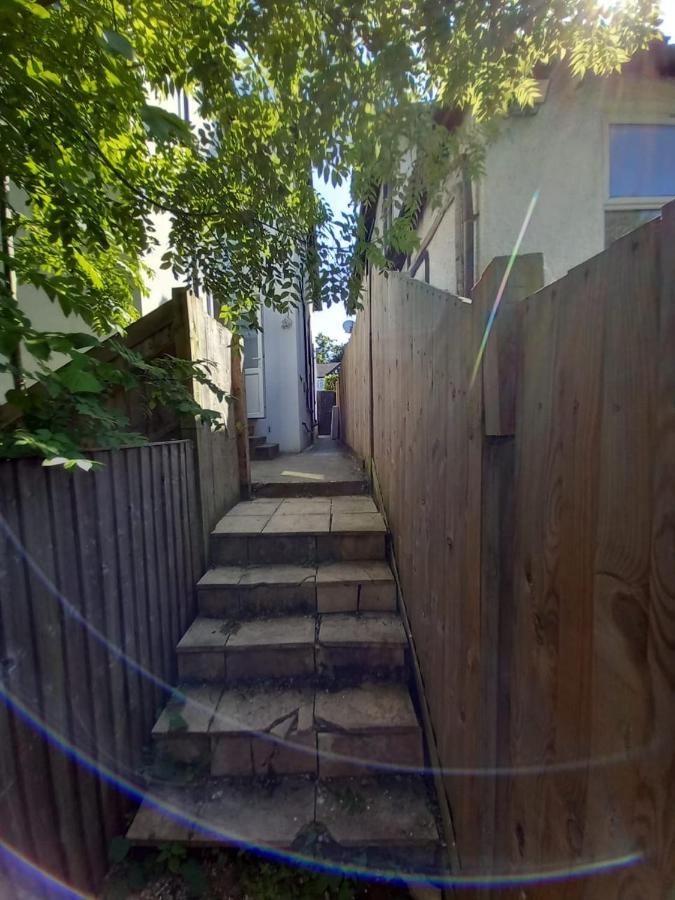Leisure Studio Flat In Golders Green Лондон Екстериор снимка